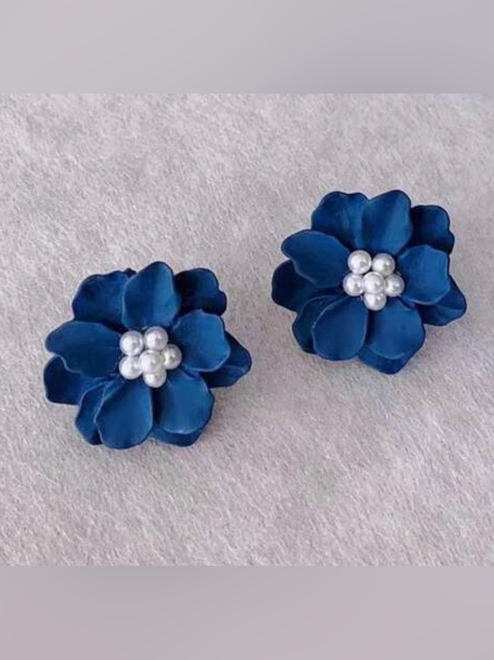💙🆕💙Navy Blue Floral Pearl Cluster Earrings